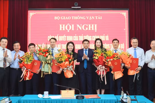 Bộ trưởng GTVT trao quyết định cho các cán bộ được luân chuyển, bổ nhiệm. Ảnh: Tạ Hải.