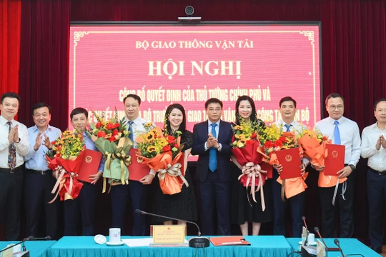 Bộ trưởng GTVT trao quyết định cho các cán bộ được luân chuyển, bổ nhiệm. Ảnh: Tạ Hải.