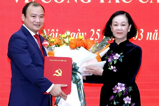 Thường trực Ban Bí thư, Trưởng ban Tổ chức Trung ương Trương Thị Mai trao quyết định bổ nhiệm cho ông Lê Hải Bình. Ảnh: TTXVN