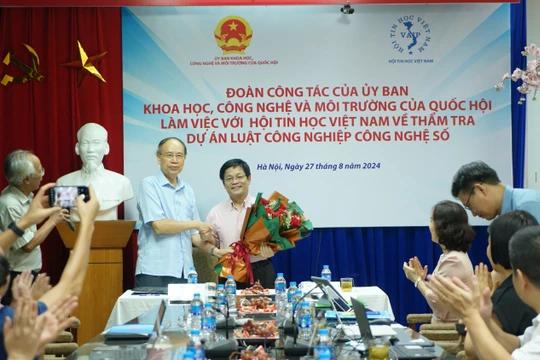 GS.TS Nguyễn Thanh Thuỷ được bầu làm Chủ tịch Hội Tin học Việt Nam