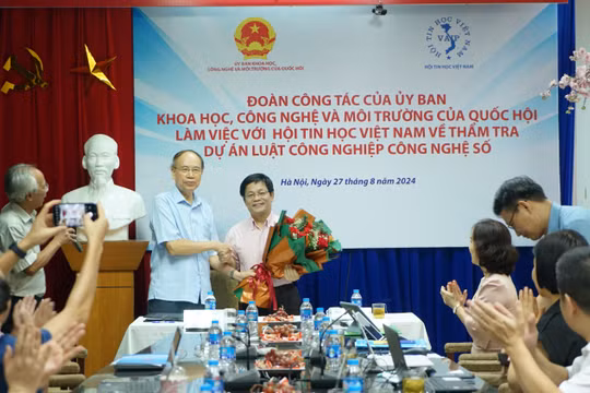 GS.TS Nguyễn Thanh Thuỷ được bầu làm Chủ tịch Hội Tin học Việt Nam