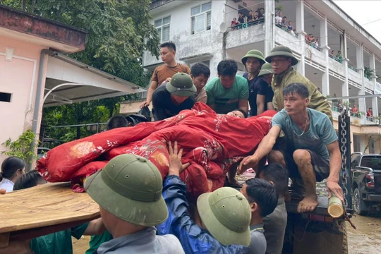 Các y bác sĩ bệnh viện Đa khoa Bảo Yên trắng đêm cấp cứu nạn nhân bị nạn. Ảnh: Bệnh viện Đa khoa huyện Bảo Yên.