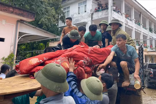 Các y bác sĩ bệnh viện Đa khoa Bảo Yên trắng đêm cấp cứu nạn nhân bị nạn. Ảnh: Bệnh viện Đa khoa huyện Bảo Yên.