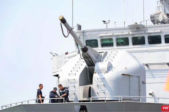 Sáng 11/4, tuần dương hạm Vendemiaire cùng 98 sỹ quan, thuỷ thủ Hải quân Pháp đã cập cảng Tiên Sa (TP Đà Nẵng), chính thức bắt đầu chuyến thăm hữu nghị 5 ngày tại TP Đà Nẵng.