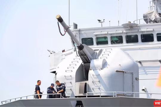 Sáng 11/4, tuần dương hạm Vendemiaire cùng 98 sỹ quan, thuỷ thủ Hải quân Pháp đã cập cảng Tiên Sa (TP Đà Nẵng), chính thức bắt đầu chuyến thăm hữu nghị 5 ngày tại TP Đà Nẵng.