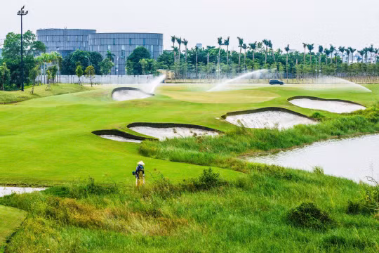 Cận cảnh sân golf không phép “mọc” trên đất công viên khu đô thị Bắc An Khánh