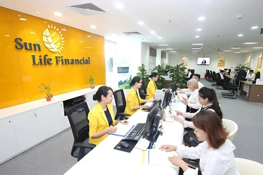 Sun Life Việt Nam lỗ ròng 10 năm, đại lý "bốc hơi" hơn 50%