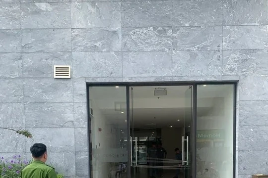 Gạch ốp tường chung cư FLC Garden City rơi trúng đầu bé trai 2 tuổi