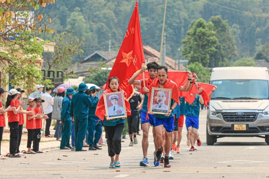10 VĐV chạy tiếp sức hoàn thành 900 km từ Quảng Bình đến Điện Biên