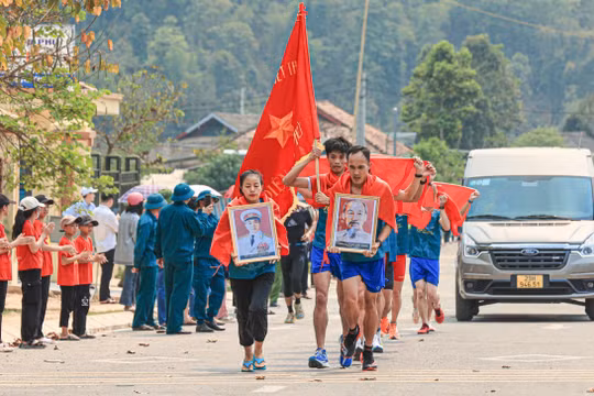 10 VĐV chạy tiếp sức hoàn thành 900 km từ Quảng Bình đến Điện Biên