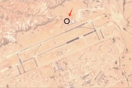 Ảnh vệ tinh của SOAR cho thấy căn cứ không quân Ramon bị trúng 5 quả tên lửa của Iran (Ảnh: Guancha).