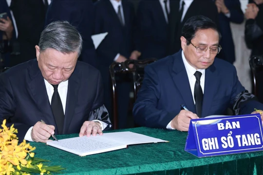 Chủ tịch nước Tô Lâm và Thủ tướng Chính phủ Phạm Minh Chính ghi sổ tang. (Ảnh: TTXVN)