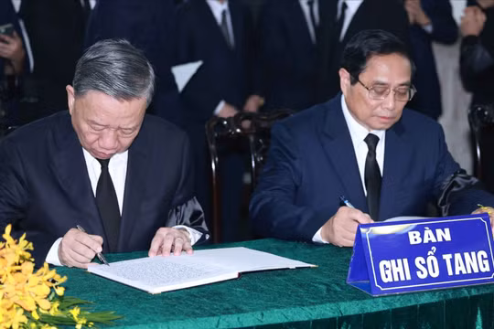 Chủ tịch nước Tô Lâm và Thủ tướng Chính phủ Phạm Minh Chính ghi sổ tang. (Ảnh: TTXVN)