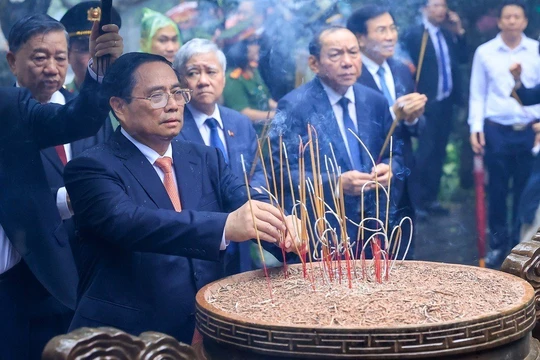 Thủ tướng Phạm Minh Chính dâng hương tưởng nhớ các Vua Hùng