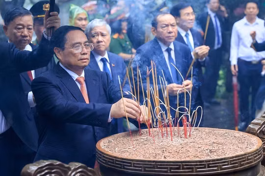 Thủ tướng Phạm Minh Chính dâng hương tưởng nhớ các Vua Hùng