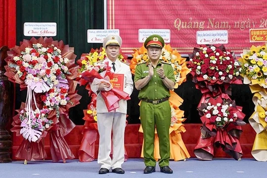 Thiếu tướng Nguyễn Hữu Hợp (bìa trái) tại buổi lễ nhận quyết định giữ chức Giám đốc Công an tỉnh Quảng Nam. 