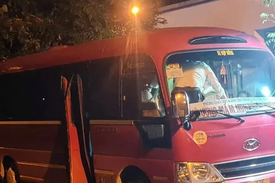 Bé 5 tuổi tử vong trên xe ô tô đưa đón: Thấy vắng học sinh nhưng không ai kiểm tra