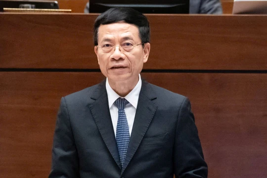 Bộ trưởng Nguyễn Mạnh Hùng: Người nghèo sẽ được hỗ trợ điện thoại thông minh