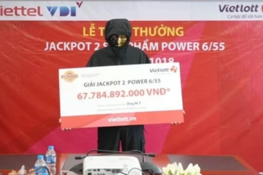 Người đàn ông lĩnh giải độc đắc Vietlott gần 70 tỷ đồng. Ảnh: Vietlott