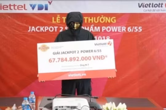 Người đàn ông lĩnh giải độc đắc Vietlott gần 70 tỷ đồng. Ảnh: Vietlott