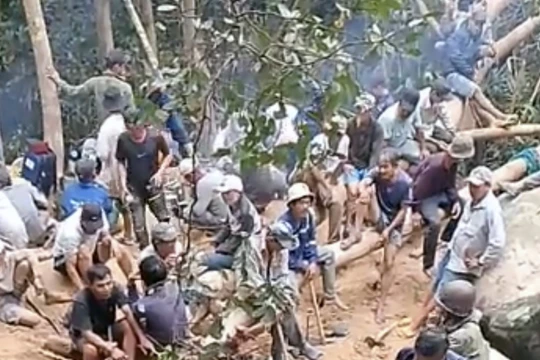 Người dân đổ xô vào rừng ở Phú Yên tìm trầm. Ảnh: MXH.