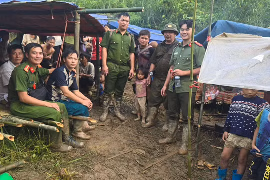 Trưởng thôn kể lý do đưa 115 người lên núi lánh nạn mưa lũ, sạt lở