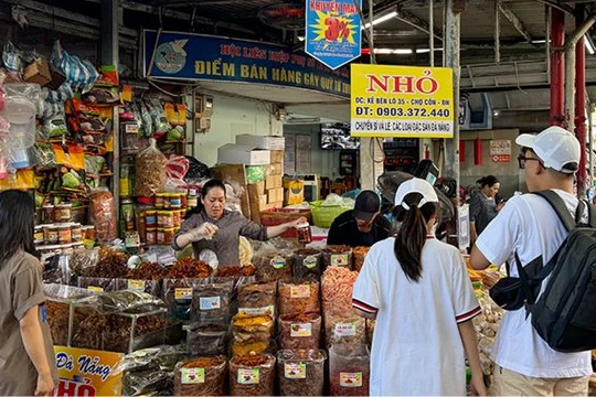 Khách hàng hứng thú với gian hàng bán livestream của anh Tùng (chủ sạp hàng thực phẩm khô Văn Tùng) chợ Cồn