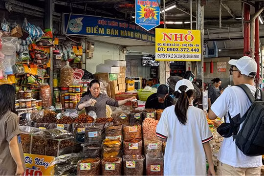 Khách hàng hứng thú với gian hàng bán livestream của anh Tùng (chủ sạp hàng thực phẩm khô Văn Tùng) chợ Cồn