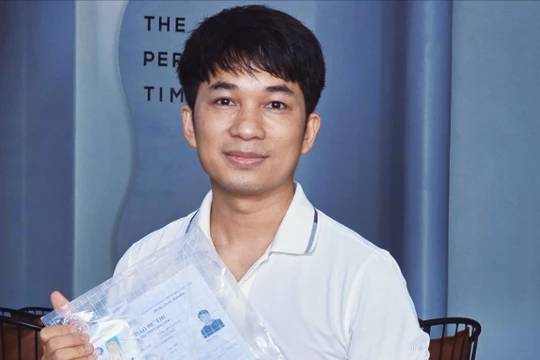 Anh Nguyễn Văn Mão (1987) đăng kí thi THPT quốc gia lần thứ 16. Ảnh: Facebook cá nhân.