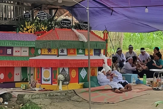 Quan tài đặt trước sân nhà của hai anh em xấu số. Ảnh: Anh Tâm