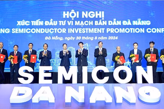 Lãnh đạo TP Đà Nẵng trao chứng nhận cho các đơn vị tại Ngày Vi mạch bán dẫn Đà Nẵng năm 2024