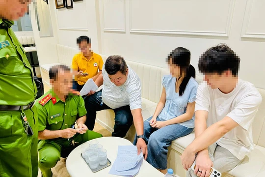 Công an kiểm tra quán cà phê 'hẹn hò' dùng kính 1 chiều ở TP.HCM