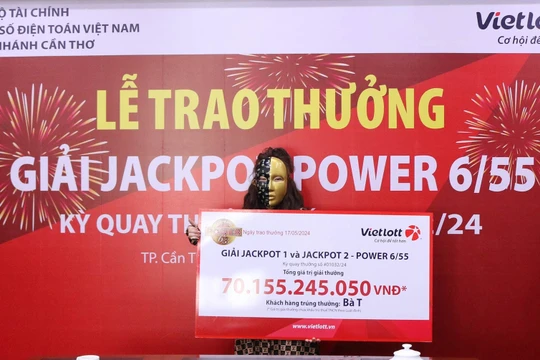 Chị T. trong lễ trao thưởng. Ảnh: Vietlott