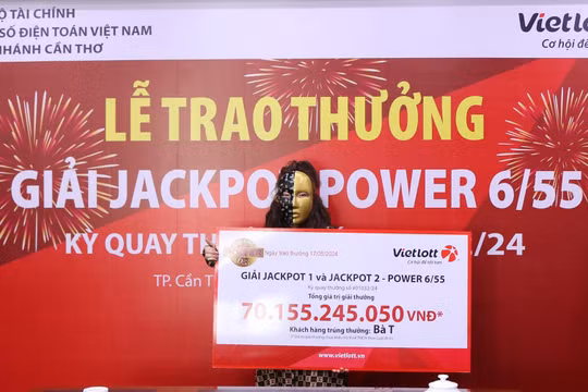 Chị T. trong lễ trao thưởng. Ảnh: Vietlott