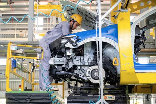 Giảm lệ phí trước bạ ô tô: Nỗi lo vi phạm cam kết và đi ngược xu hướng