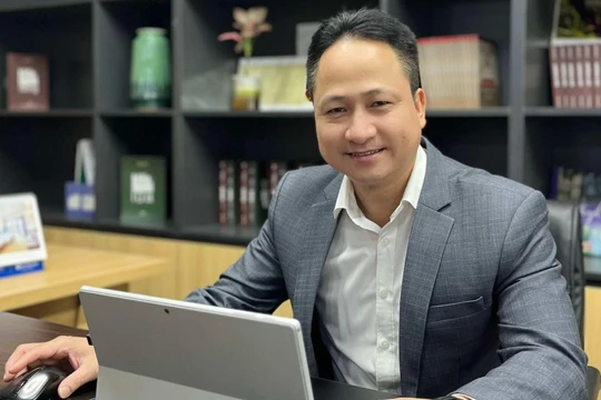 Ông Nguyễn Văn Hoàn giữ chức Giám đốc Trung tâm Thông tin Truyền thông số