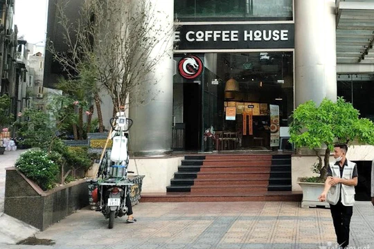 Vụ rơi kính ở The Coffee House khiến nữ bác sĩ liệt nửa người: Ai phải bồi thường thiệt hại?