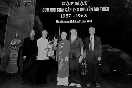 Tổng Bí thư Nguyễn Phú Trọng qua lời kể của bạn học: Bận công việc vẫn bắt xe ôm đến họp lớp