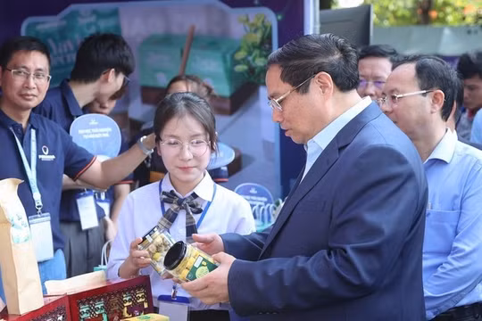 Thủ tướng Phạm Minh Chính trao đổi với 1 bạn sinh viên tại Ngày hội Khởi nghiệp Quốc gia của học sinh, sinh viên.