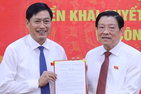 Trưởng Ban Nội chính Trung ương Phan Đình Trạc trao quyết định của Bộ Chính trị điều động, bổ nhiệm ông Nguyễn Hữu Đông.