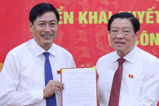 Trưởng Ban Nội chính Trung ương Phan Đình Trạc trao quyết định của Bộ Chính trị điều động, bổ nhiệm ông Nguyễn Hữu Đông.