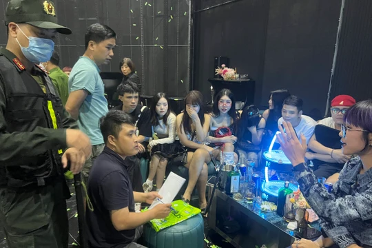 Đột kích quán A PLUS, phát hiện hàng chục "dân chơi" dương tính với ma tuý