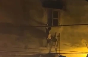 Cộng đồng mạng tìm người hùng phá cửa cứu người trong vụ cháy nhà ở Trung Kính