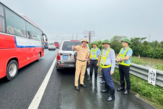 Lãnh đạo Cục Đường bộ kiểm tra nhiều điểm sạt lở do mưa bão