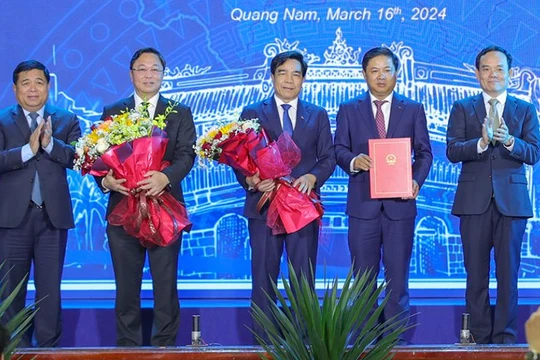 Phó Thủ tướng Chính phủ Trần Lưu Quang trao quyết định phê duyệt Quy hoạch tỉnh Quảng Nam thời kỳ 2021-2030, tầm nhìn đến năm 2050.