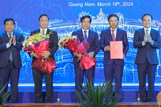 Phó Thủ tướng Chính phủ Trần Lưu Quang trao quyết định phê duyệt Quy hoạch tỉnh Quảng Nam thời kỳ 2021-2030, tầm nhìn đến năm 2050.