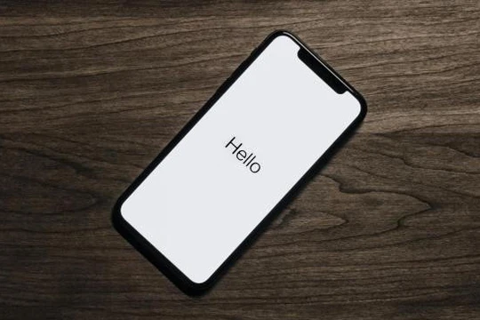 Cơ quan An ninh quốc gia Mỹ (NSA) khuyên ngưởi dùng smartphone khởi động lại máy mỗi tuần. Ảnh: BuzzHint