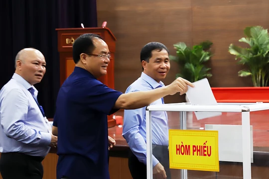 Các đại biểu bỏ phiếu giới thiệu nhân sự. Ảnh: AC