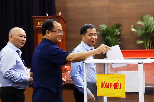 Các đại biểu bỏ phiếu giới thiệu nhân sự. Ảnh: AC