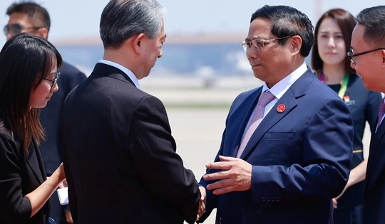 Đại sứ Trung Quốc tại Việt Nam Hùng Ba đón Thủ tướng Phạm Minh Chính tại sân bay. Ảnh: VGP/Nhật Bắc